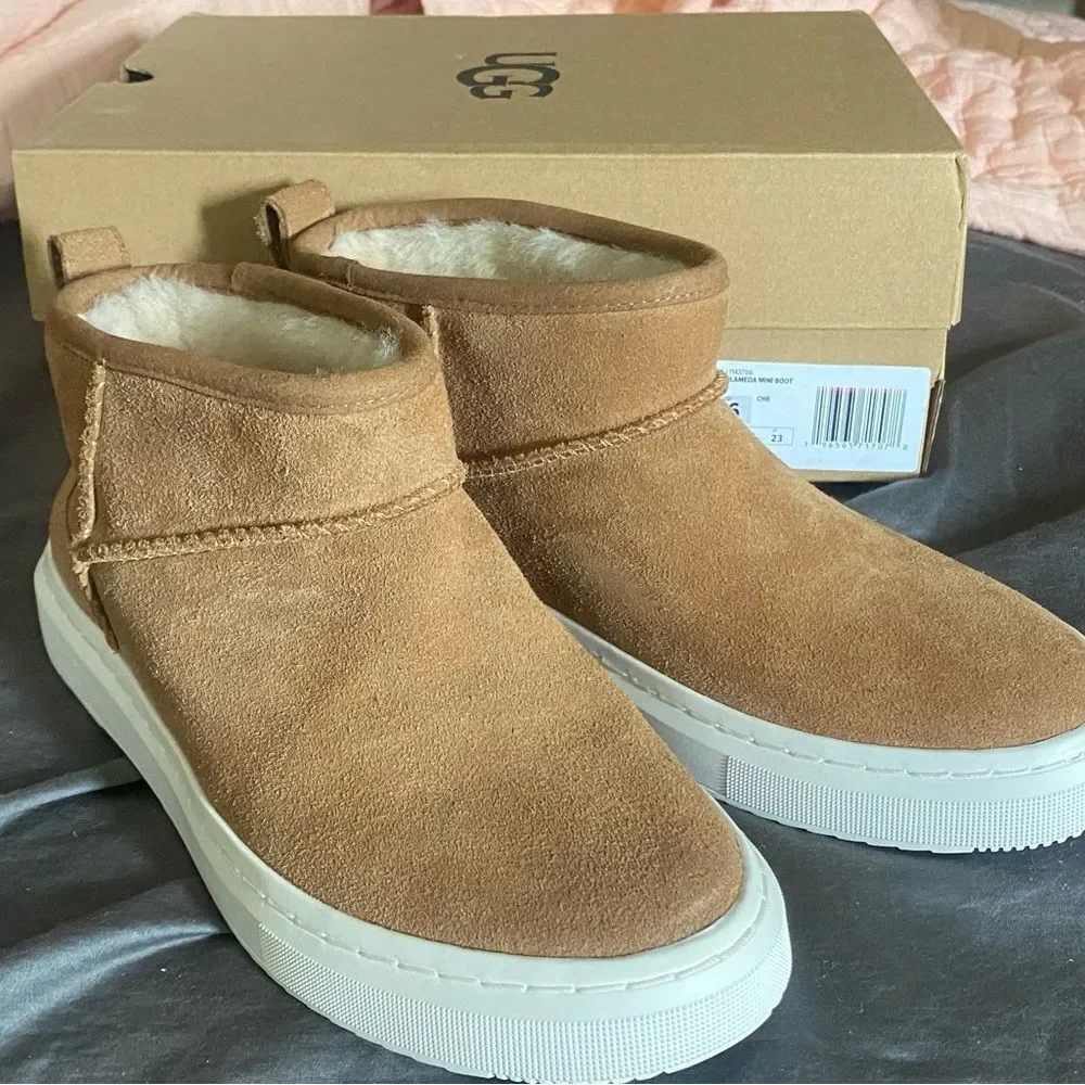 UGG
Alameda Mini Boot - Picture 4 of 7